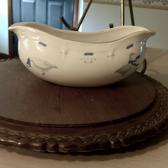 Blue Willow Gravy Boat - Picture 1 of 6